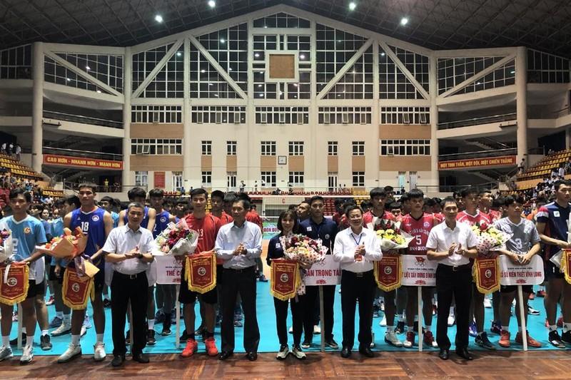 Lãnh đạo Tổng Cục thể dục thể thao, Liên đoàn bóng chuyền Việt Nam và tỉnh Bắc Kạn tặng hoa các Câu lạc bộ tham gia giải.