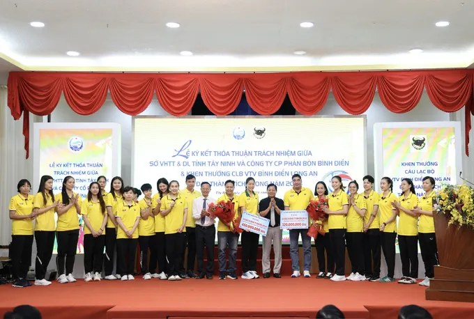 CLB VTV Bình Điền Long An nhận thưởng từ UBND tỉnh Tây Ninh. Ảnh: Quỳnh Mai