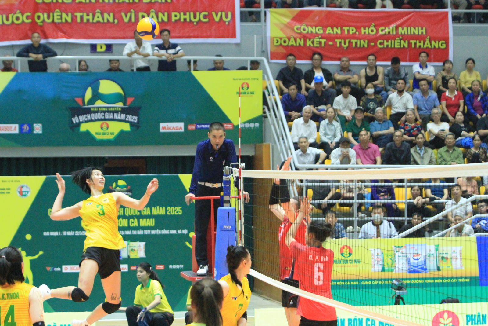 Một pha tấn công biên của Trần Thị Thanh Thúy